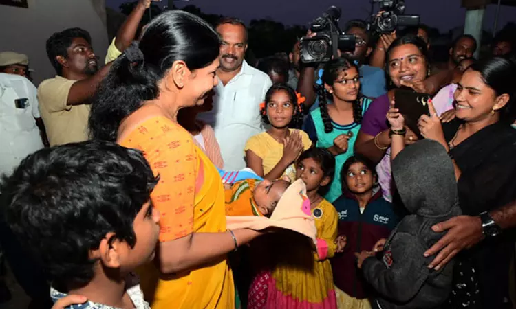 மழை வெள்ளம் ஆய்வு: குழந்தைக்கு மலர் என பெயர் சூட்டிய கனிமொழி எம்.பி.