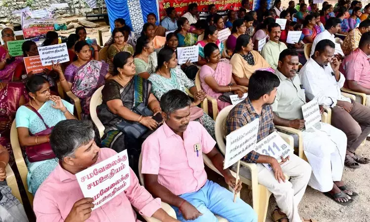 சம வேலைக்கு சம ஊதியம் கோரிக்கை; 24-ந்தேதி முதல் இடைநிலை ஆசிரியர்கள் தொடர் வேலைநிறுத்தம் சம வேலைக்கு சம ஊதியம் கோரிக்கை; 24-ந்தேதி முதல் இடைநிலை ஆசிரியர்கள் தொடர் வேலைநிறுத்தம்