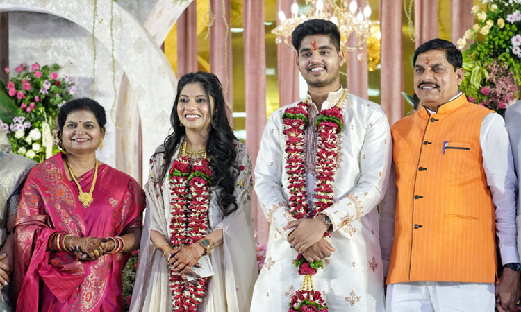 காருக்கு பதிலாக மாட்டு வண்டியில் வந்து... எளிமையாக நடந்த முதல்-மந்திரி மகனின் திருமணம்; வைரலான வீடியோ