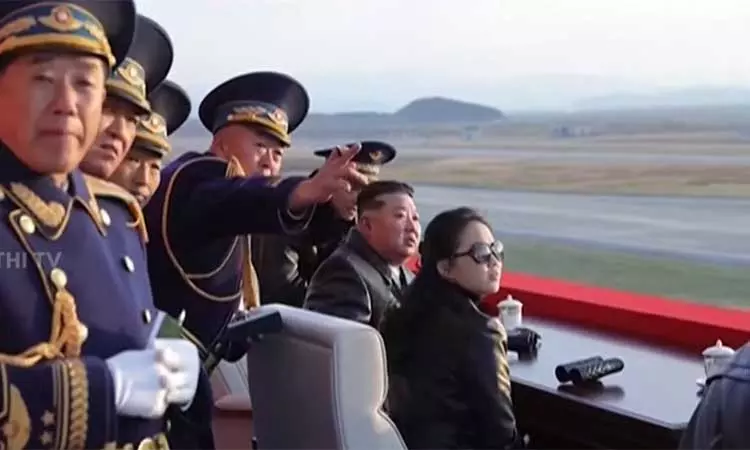 வடகொரிய விமானப்படையின் 80-வது ஆண்டு விழா - வான்சாகச நிகழ்ச்சியை கண்டுகளித்த அதிபர் கிம்