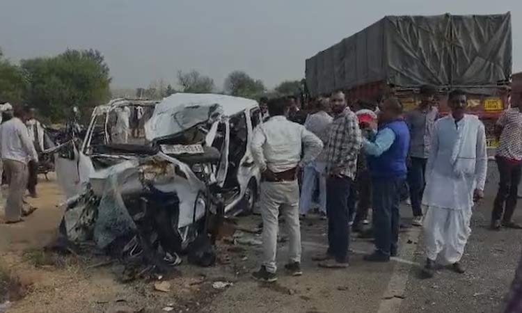 ராஜஸ்தான்: லாரி மீது கார் மோதி கோர விபத்து - 3 பேர் பலி