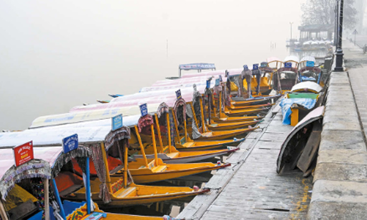 காஷ்மீரில் வாட்டி வதைக்கும் குளிர்; 18 ஆண்டுகளில் இல்லாத அளவுக்கு  ஸ்ரீநகரில் வெப்பநிலை சரிவு
