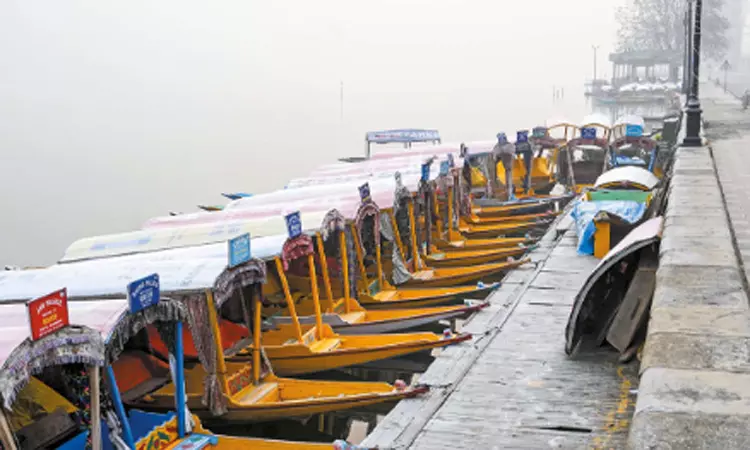 காஷ்மீரில் வாட்டி வதைக்கும் குளிர்; 18 ஆண்டுகளில் இல்லாத அளவுக்கு  ஸ்ரீநகரில் வெப்பநிலை சரிவு