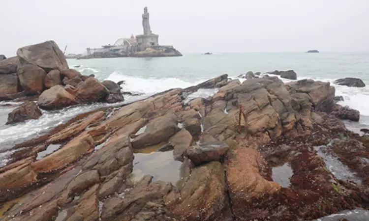 கன்னியாகுமரியில் இன்று கடல் உள்வாங்கியது-சுற்றுலா பயணிகள் பீதி கன்னியாகுமரியில் இன்று கடல் உள்வாங்கியது-சுற்றுலா பயணிகள் பீதி