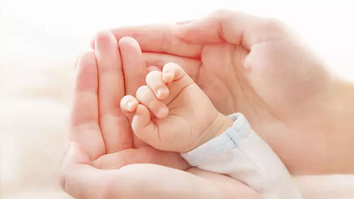 ஓடும் ரெயிலில் பெண்ணுக்கு குழந்தை பிறந்தது