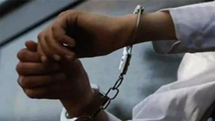 திருமணமான பெண்ணிடம் தவறாக நடக்க முயன்ற வாலிபருக்கு போலீஸ் வலைவீச்சு