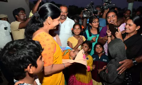 மழை வெள்ளம் ஆய்வு: குழந்தைக்கு மலர் என பெயர் சூட்டிய கனிமொழி எம்.பி.