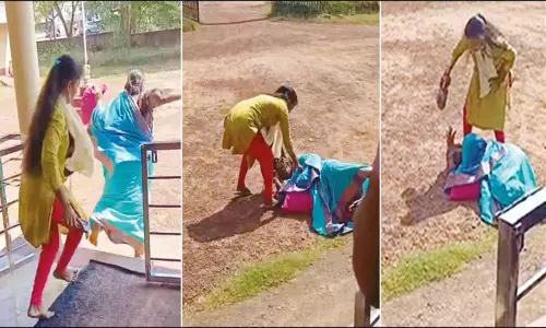 பெற்ற தாயை காலால் மிதித்து, செருப்பால் கொடூரமாக தாக்கிய மகள் - வைரல் வீடியோ பெற்ற தாயை காலால் மிதித்து, செருப்பால் கொடூரமாக தாக்கிய மகள் - வைரல் வீடியோ