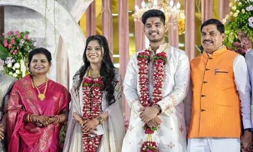 காருக்கு பதிலாக மாட்டு வண்டியில் வந்து... எளிமையாக நடந்த முதல்-மந்திரி மகனின் திருமணம்; வைரலான வீடியோ