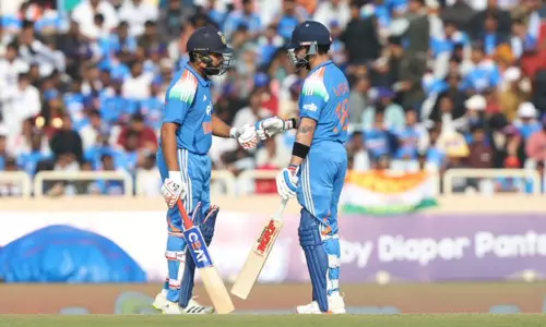 முதல் ஒருநாள் போட்டி: விராட், ரோகித் அரைசதம் அடித்து அசத்தல் முதல் ஒருநாள் போட்டி: விராட், ரோகித் அரைசதம் அடித்து அசத்தல்