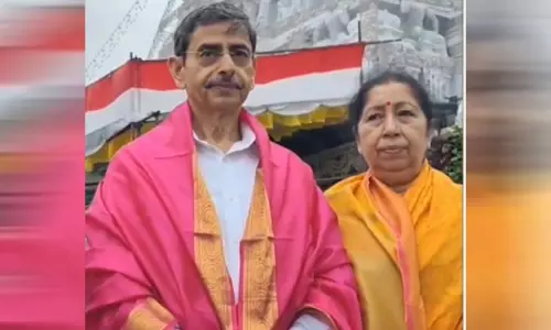 திருப்பதி ஏழுமலையான் கோவிலில் தமிழக கவர்னர் ஆர்.என்.ரவி குடும்பத்துடன் சாமி தரிசனம்