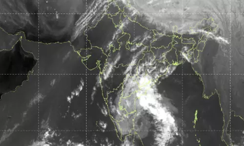 அடுத்த 3 மணி நேரத்தில் வலுவிழக்கிறது டிட்வா புயல்: நகரும் வேகம் குறைந்தது அடுத்த 3 மணி நேரத்தில் வலுவிழக்கிறது டிட்வா புயல்: நகரும் வேகம் குறைந்தது