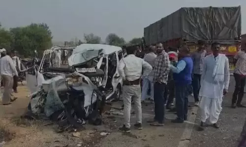 ராஜஸ்தான்: லாரி மீது கார் மோதி கோர விபத்து - 3 பேர் பலி