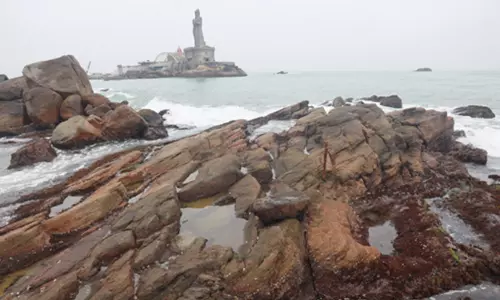 கன்னியாகுமரியில் இன்று கடல் உள்வாங்கியது-சுற்றுலா பயணிகள் பீதி