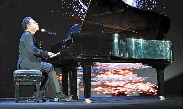 அமீரக தேசிய தினம்: இசை நிகழ்ச்சியில் அமீரகத்திற்கான சிறப்பு பாடலை வெளியிட்ட ஏ.ஆர்.ரகுமான் அமீரக தேசிய தினம்: இசை நிகழ்ச்சியில் அமீரகத்திற்கான சிறப்பு பாடலை வெளியிட்ட ஏ.ஆர்.ரகுமான்