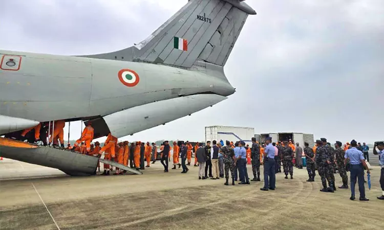 ஆபரேசன் சாகர்பந்து... இலங்கையில் சிக்கி தவித்த இந்திய பயணிகள் பாதுகாப்பாக மீட்பு ஆபரேசன் சாகர்பந்து... இலங்கையில் சிக்கி தவித்த இந்திய பயணிகள் பாதுகாப்பாக மீட்பு