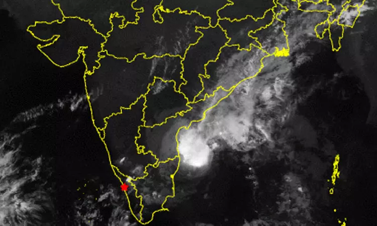சென்னைக்கு அருகிலேயே நின்று மிரட்டும் டிட்வா