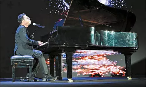 அமீரக தேசிய தினம்: இசை நிகழ்ச்சியில் அமீரகத்திற்கான சிறப்பு பாடலை வெளியிட்ட ஏ.ஆர்.ரகுமான் அமீரக தேசிய தினம்: இசை நிகழ்ச்சியில் அமீரகத்திற்கான சிறப்பு பாடலை வெளியிட்ட ஏ.ஆர்.ரகுமான்