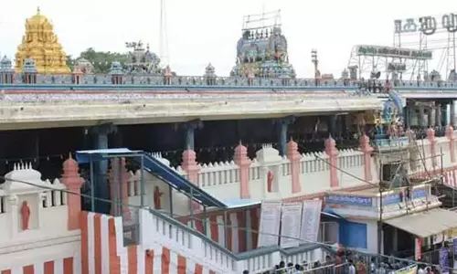 எதிர்ப்பை மீறி திருமணம் செய்த மகனை சரமாரியாக தாக்கிய தாய் - திருத்தணி கோவிலில் பரபரப்பு