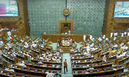 எதிர்க்கட்சிகள் அமளி: மக்களவை பகல் 2 மணி வரை ஒத்திவைப்பு எதிர்க்கட்சிகள் அமளி: மக்களவை பகல் 2 மணி வரை ஒத்திவைப்பு