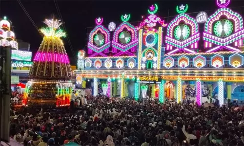 நாகூர் சந்தனக்கூடு ஊர்வலம்.. தர்காவில் சந்தனம் பூசும் வைபவம் நாகூர் சந்தனக்கூடு ஊர்வலம்.. தர்காவில் சந்தனம் பூசும் வைபவம்