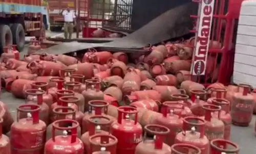 விழுப்புரம்: கார் - சிலிண்டர் லாரி மோதி விபத்து - சாலையில் சிதறிய சிலிண்டர்கள்