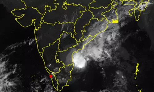 சென்னைக்கு அருகிலேயே நின்று மிரட்டும் டிட்வா