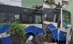 வீட்டின் மீது மோதிய அரசுப் பேருந்து வீட்டின் மீது மோதிய அரசுப் பேருந்து