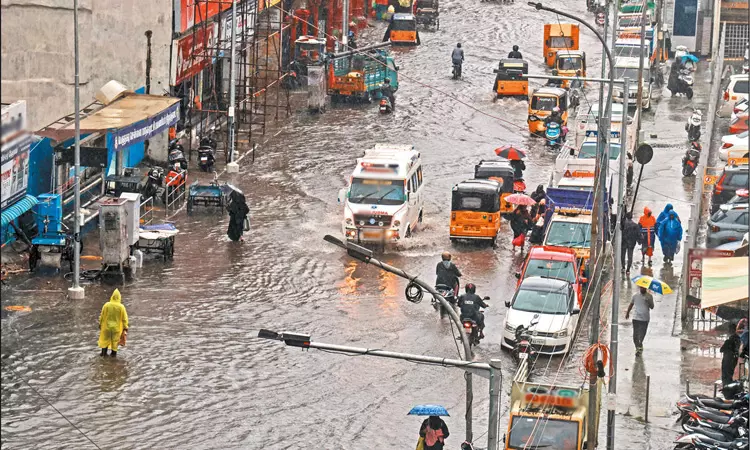 சென்னையில் இருந்து 50 கி.மீ. தொலைவில் நீடிக்கும் ஆழ்ந்த காற்றழுத்த தாழ்வு மண்டலம்.. கனமழை எச்சரிக்கை..!