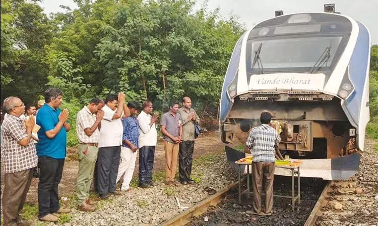 திருச்சி: பராமரிப்பு பணிக்கு வந்த வந்தே பாரத் ரெயிலை பூஜை செய்து வரவேற்ற அதிகாரிகள்