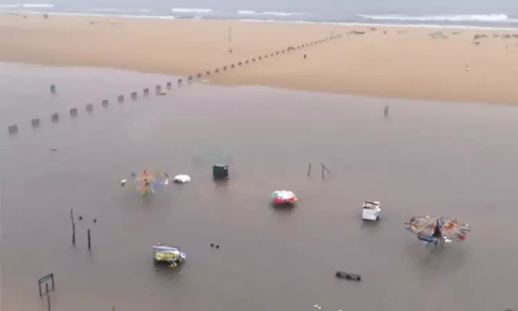 தொடர் கனமழையால் மெரினாவில் தேங்கிய மழை நீர்.. கடற்கரைக்கு செல்ல தடை