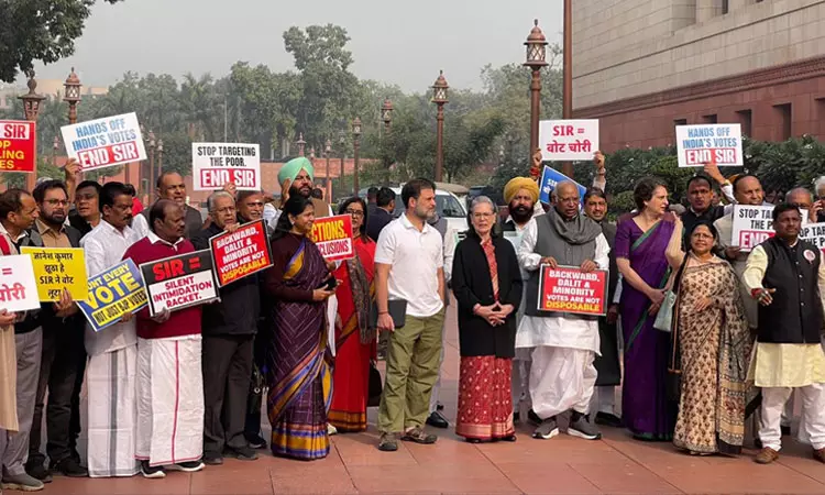 எஸ்.ஐ.ஆர். விவகாரம்; நாடாளுமன்ற வளாகத்தில் எதிர்க்கட்சிகள் ஆர்ப்பாட்டம் எஸ்.ஐ.ஆர். விவகாரம்; நாடாளுமன்ற வளாகத்தில் எதிர்க்கட்சிகள் ஆர்ப்பாட்டம்