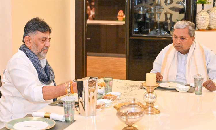 முதல்-மந்திரி பதவி விவகாரம்: டி.கே.சிவக்குமார் வீட்டில் சித்தராமையாவுக்கு விருந்து