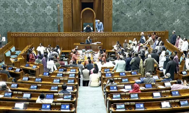 எஸ்.ஐ.ஆர். விவகாரம்; எதிர்க்கட்சிகள் அமளியால் இரு அவைகளும் 2 மணி வரை ஒத்தி வைப்பு எஸ்.ஐ.ஆர். விவகாரம்; எதிர்க்கட்சிகள் அமளியால் இரு அவைகளும் 2 மணி வரை ஒத்தி வைப்பு