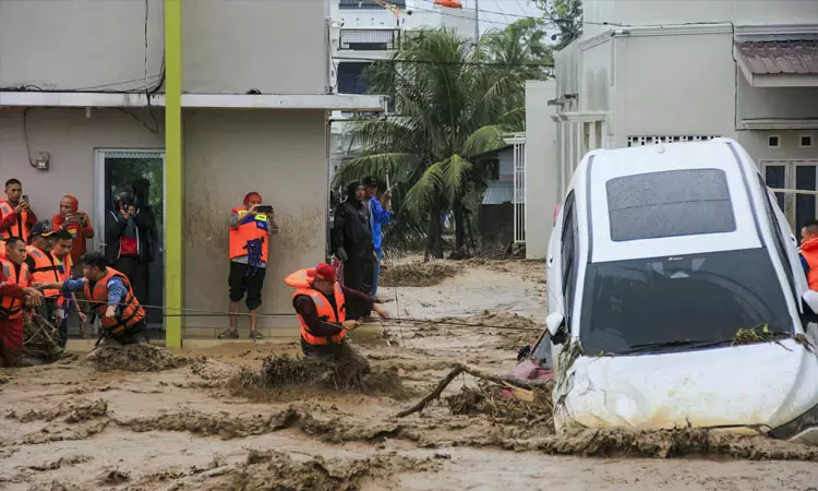 ஆசியாவை தாக்கிய 2 சூறாவளி புயல்கள்; 1,200 பேரை பலி வாங்கிய நடப்பு ஆண்டின் துயர்