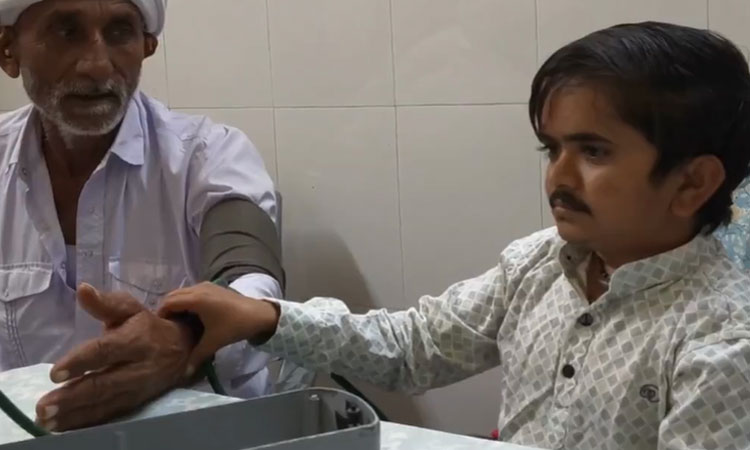 பல தடைகளை தாண்டி அரசு டாக்டர் ஆன மாற்றுத்திறனாளி