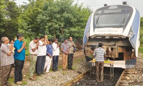 திருச்சி: பராமரிப்பு பணிக்கு வந்த வந்தே பாரத் ரெயிலை பூஜை செய்து வரவேற்ற அதிகாரிகள்