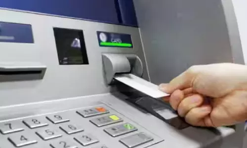 பணம் வராததால் ஆத்திரம்.. ஏ.டி.எம். எந்திரத்தை அடித்து நொறுக்கிய தொழிலாளி