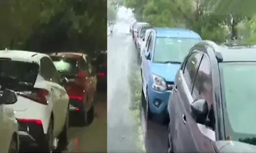 தொடர் மழை.. மேம்பாலத்தை கார் பார்க்கிங்காக மாற்றும் சென்னை மக்கள்.!