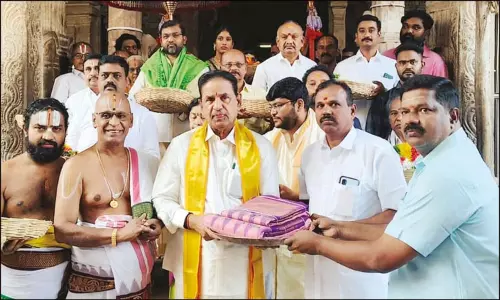 ஸ்ரீரங்கம் கோவிலுக்கு திருமலை திருப்பதி தேவஸ்தானம் பட்டு வஸ்திரங்கள் சமர்ப்பணம்