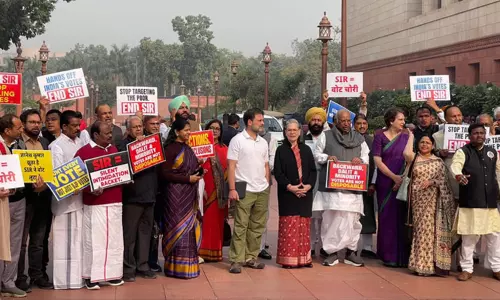 எஸ்.ஐ.ஆர். விவகாரம்; நாடாளுமன்ற வளாகத்தில் எதிர்க்கட்சிகள் ஆர்ப்பாட்டம்
