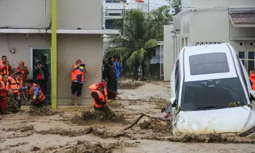 ஆசியாவை தாக்கிய 2 சூறாவளி புயல்கள்; 1,200 பேரை பலி வாங்கிய நடப்பு ஆண்டின் துயர்