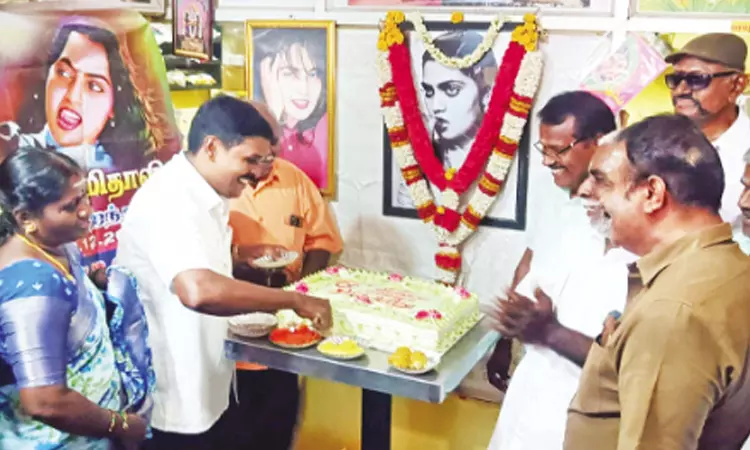 நினைவு மறவா ரசிகர்கள் நடிகை சில்க் ஸ்மிதா பிறந்தநாள் கொண்டாட்டம்