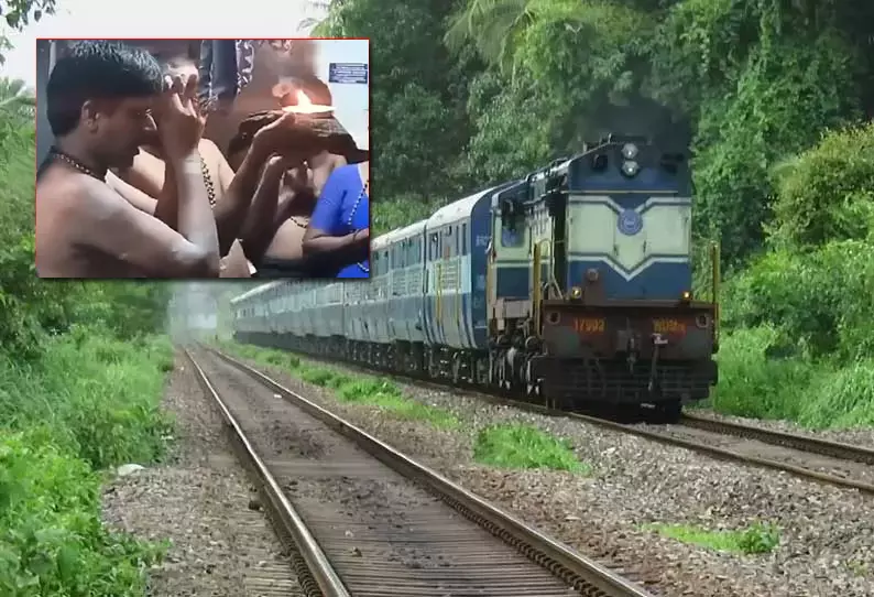 சபரிமலை பக்தர்கள் ரெயில்களில் கற்பூரம் ஏற்ற தடை - தெற்கு ரெயில்வே உத்தரவு சபரிமலை பக்தர்கள் ரெயில்களில் கற்பூரம் ஏற்ற தடை - தெற்கு ரெயில்வே உத்தரவு