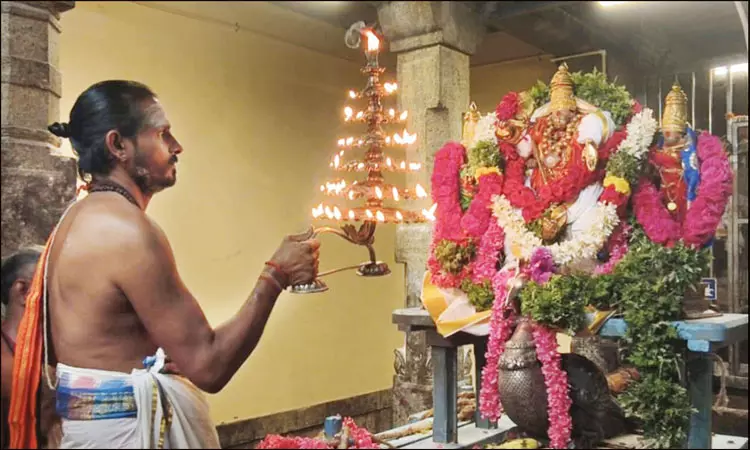 திருச்செந்தூரில் சோமவார சிறப்பு தீபாராதனை- திரளான பெண்கள் விளக்கேற்றி வழிபாடு