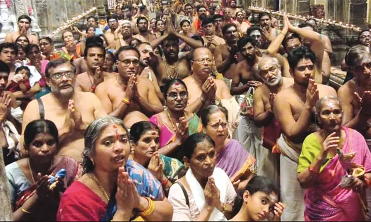 திருச்செந்தூரில் சோமவார சிறப்பு தீபாராதனை- திரளான பெண்கள் விளக்கேற்றி வழிபாடு