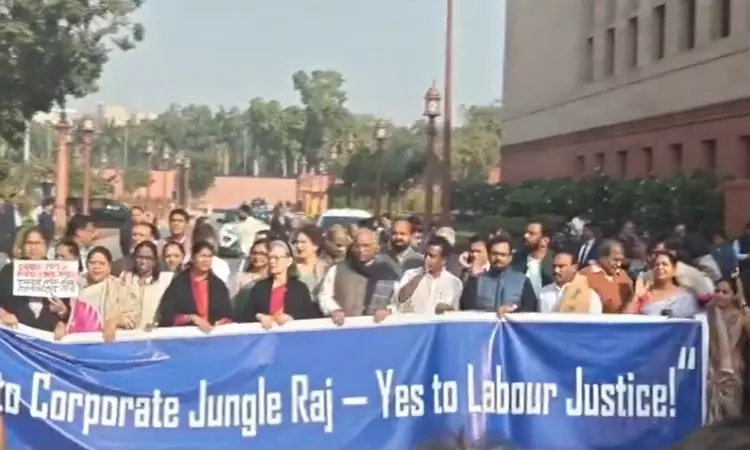 தொழிலாளர் சட்டங்களை திரும்ப பெற வலியுறுத்தி நாடாளுமன்ற வளாகத்தில் எதிர்க்கட்சி எம்.பி.க்கள் போராட்டம்