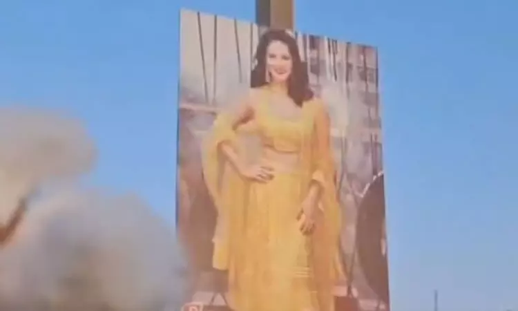 வயலில் சன்னி லியோன் போஸ்டர் வைத்த விவசாயி: ஆர்வத்துடன் ஓடி வந்த ரசிகர்கள்