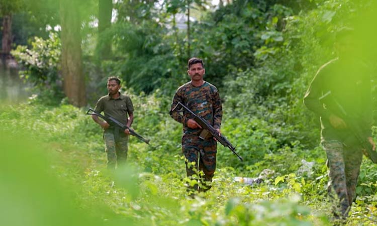 சத்தீஷ்கார் என்கவுன்டர்: 7 நக்சலைட்டுகள் சுட்டுக்கொலை - பாதுகாப்புப்படையினர் 2 பேர் வீர மரணம்