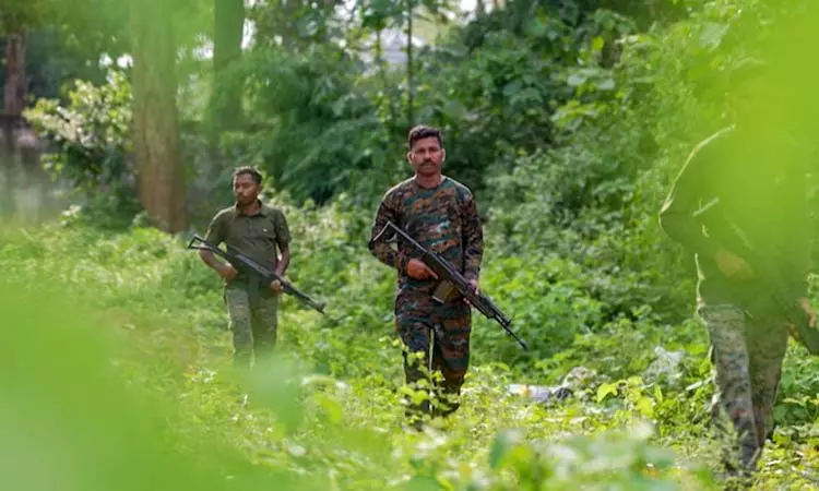 சத்தீஷ்கார் என்கவுன்டர்: 7 நக்சலைட்டுகள் சுட்டுக்கொலை - பாதுகாப்புப்படையினர் 2 பேர் வீர மரணம்